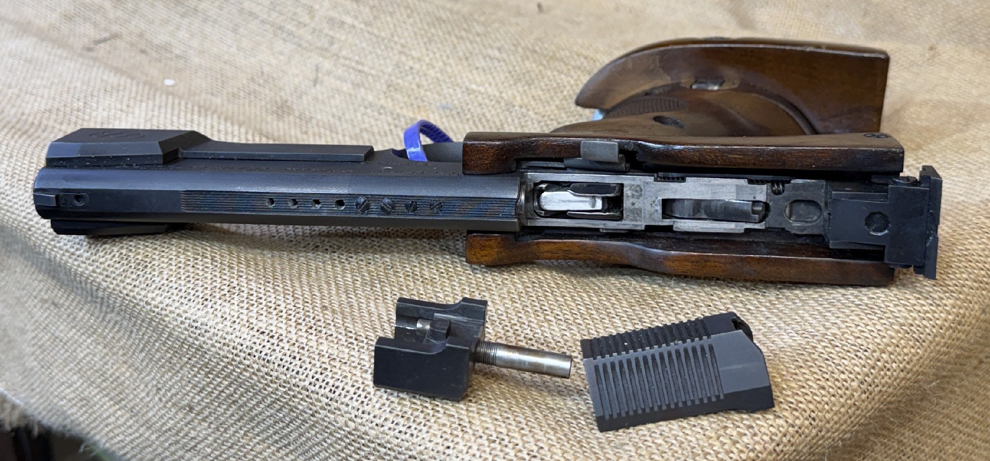 Unique, DES VO, .22short, Mag Cap:10, 150mm #3611